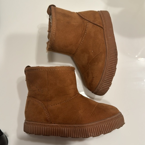 5 pairs of toddler shoes - size 6 - Picture 6 of 7